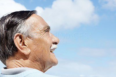 Profile image of a old man looking at copyspace - Outdoor