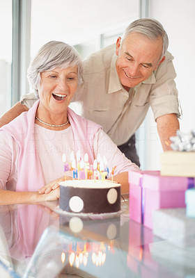 Old couple celebrating womans birthday at home