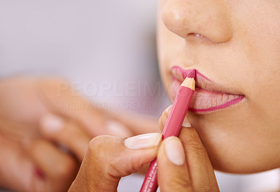 Outlining luscious lips